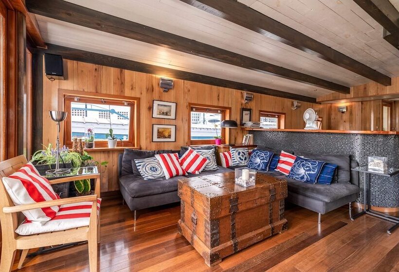 בית מלון כפרי Luxury Canary Wharf House Boat