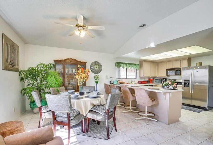 Inviting Palm Springs Home: 3 Mi To Downtown!