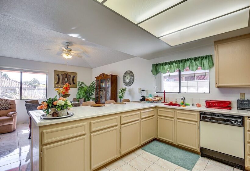 Inviting Palm Springs Home: 3 Mi To Downtown!