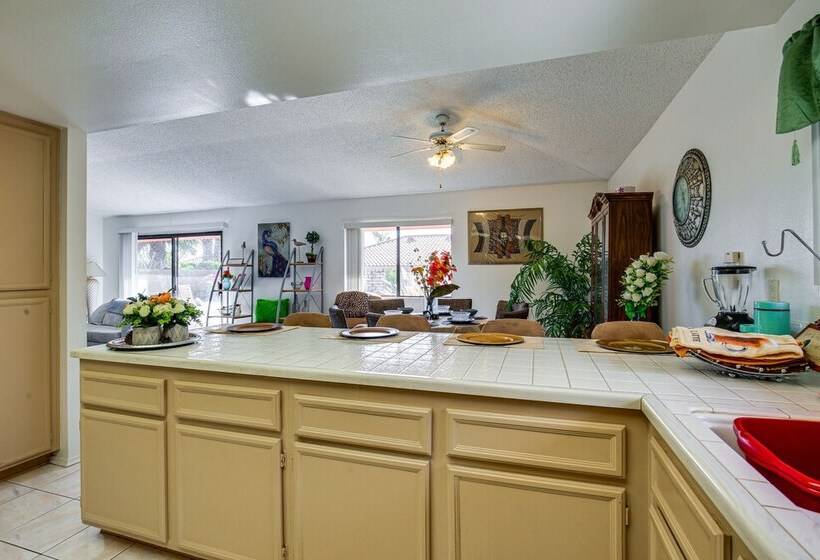 Inviting Palm Springs Home: 3 Mi To Downtown!