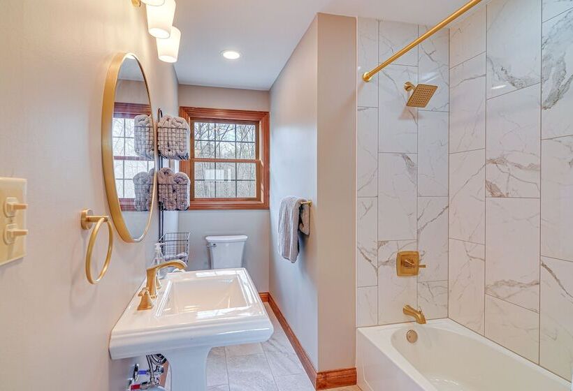 Lake Cumberland Home W/ Hot Tub & Water Views