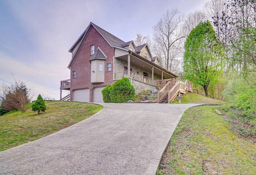 Lake Cumberland Home W/ Hot Tub & Water Views