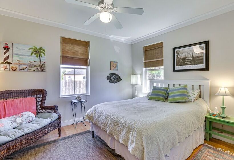 Lovely Carrabelle Home W/ Lake Views & Pool Access