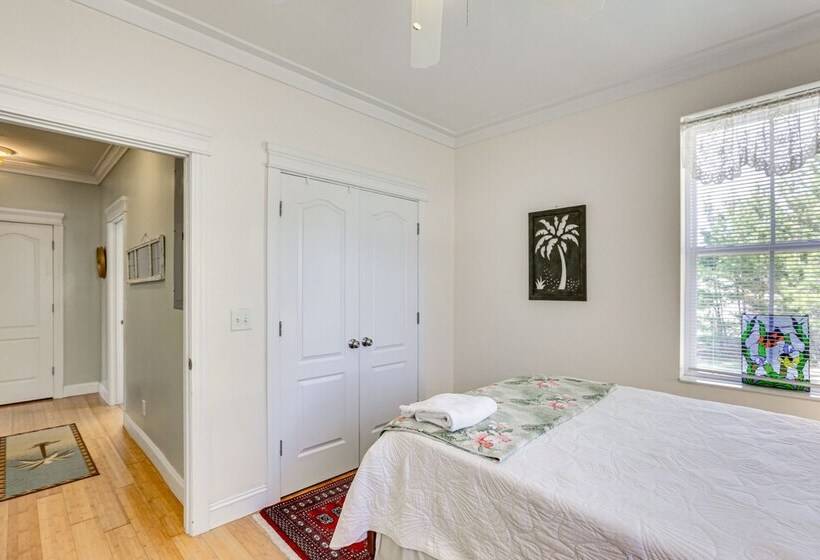 Lovely Carrabelle Home W/ Lake Views & Pool Access