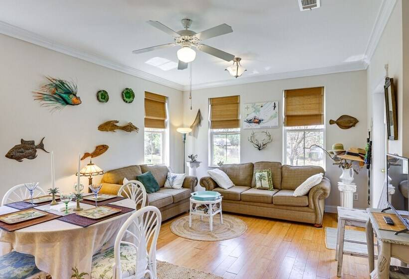 Lovely Carrabelle Home W/ Lake Views & Pool Access