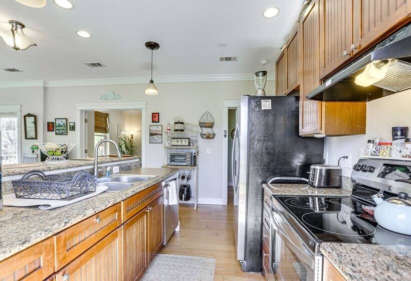 Lovely Carrabelle Home W/ Lake Views & Pool Access