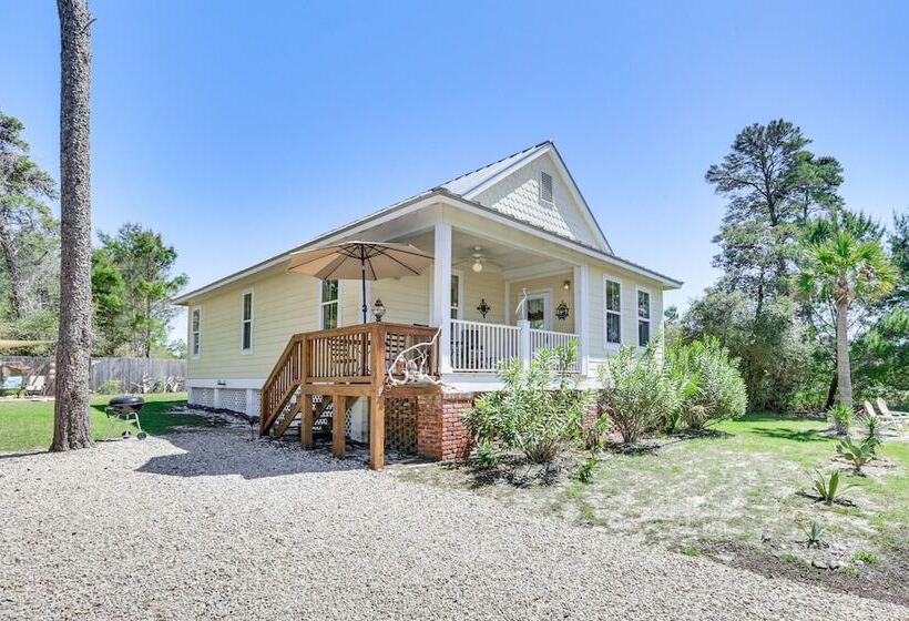 Lovely Carrabelle Home W/ Lake Views & Pool Access