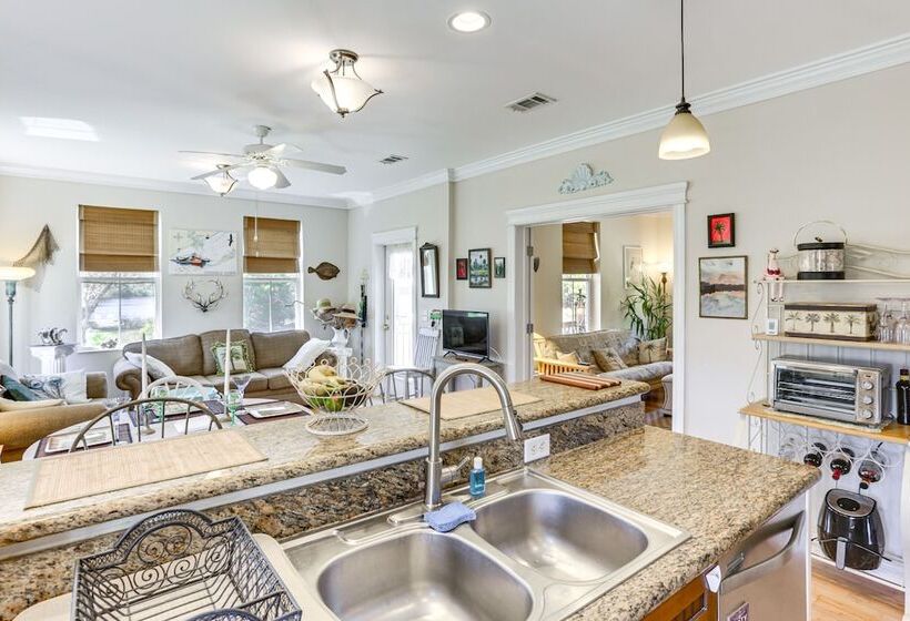 Lovely Carrabelle Home W/ Lake Views & Pool Access