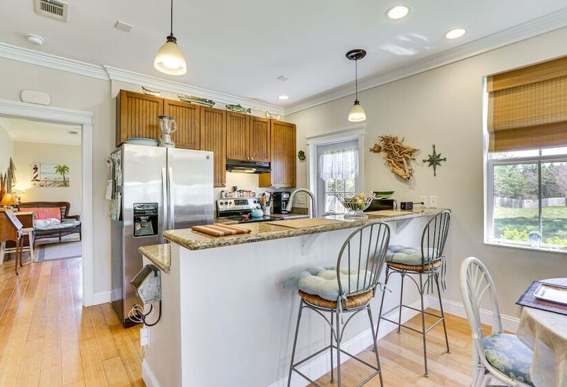 Lovely Carrabelle Home W/ Lake Views & Pool Access