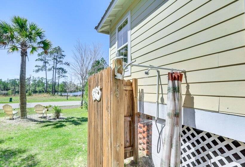 Lovely Carrabelle Home W/ Lake Views & Pool Access