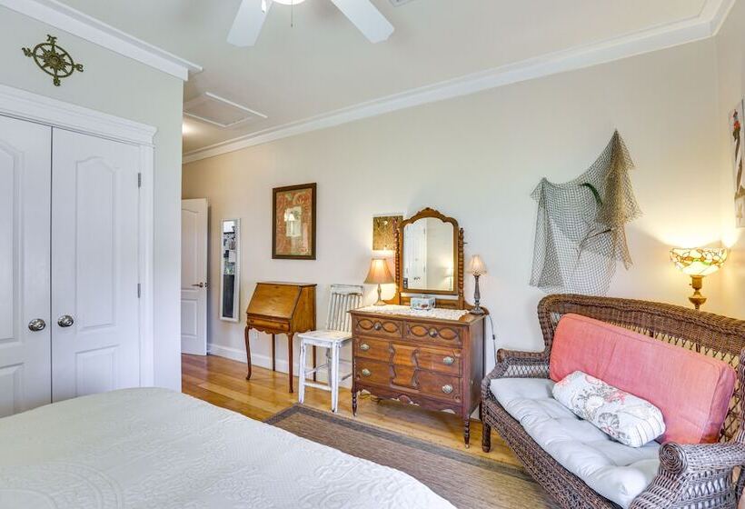 Lovely Carrabelle Home W/ Lake Views & Pool Access