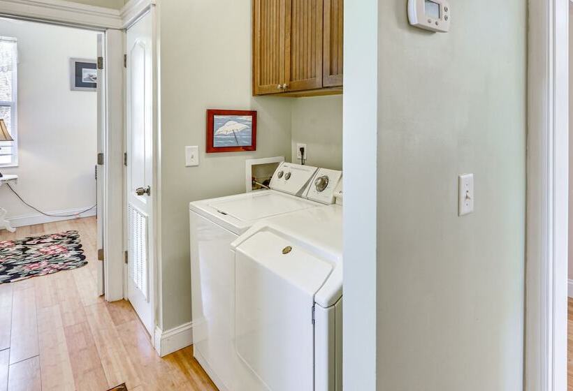 Lovely Carrabelle Home W/ Lake Views & Pool Access