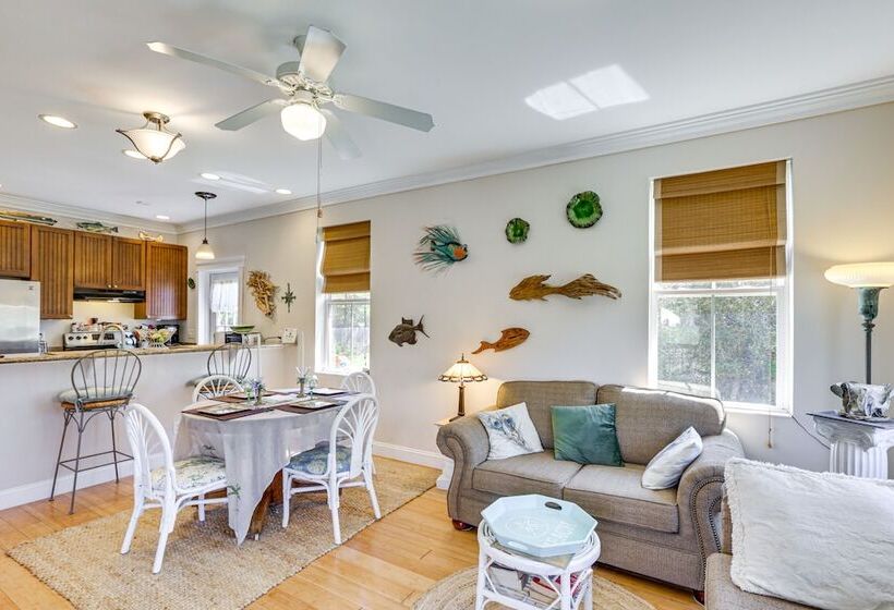 Lovely Carrabelle Home W/ Lake Views & Pool Access