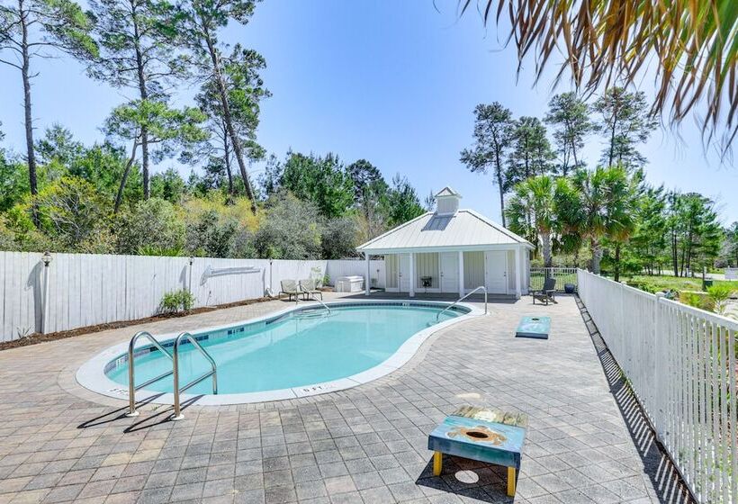 Lovely Carrabelle Home W/ Lake Views & Pool Access