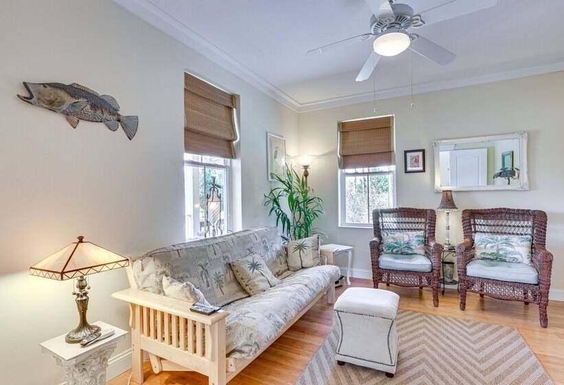 Lovely Carrabelle Home W/ Lake Views & Pool Access