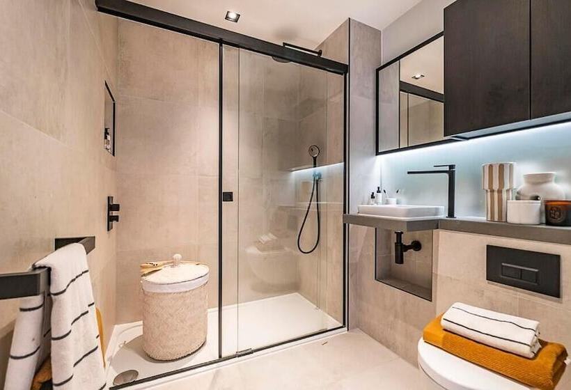 Luxury Apartment In Central London With Private Balcony