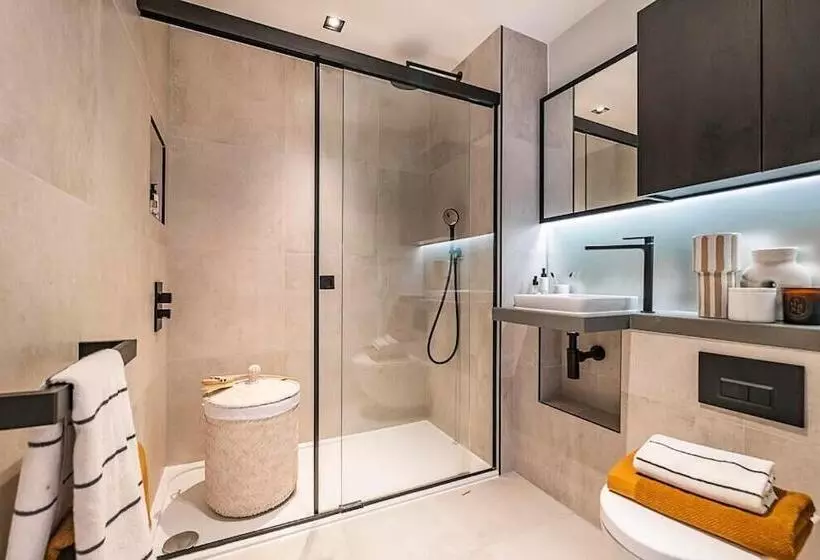 Luxury Apartment In Central London With Private Balcony