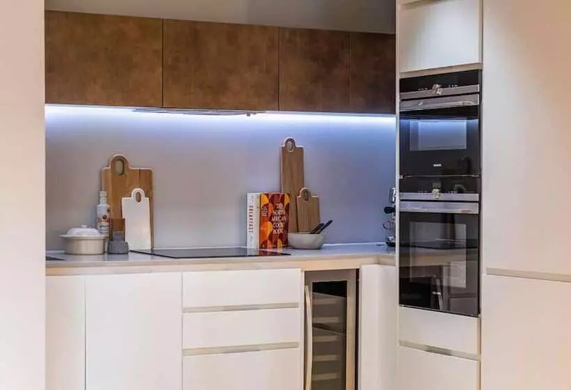 Luxury Apartment In Central London With Private Balcony