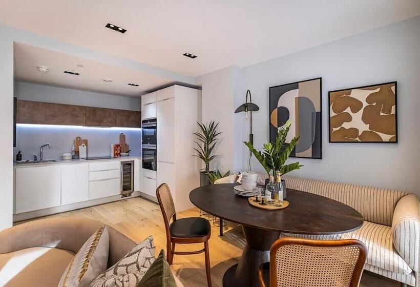 Luxury Apartment In Central London With Private Balcony