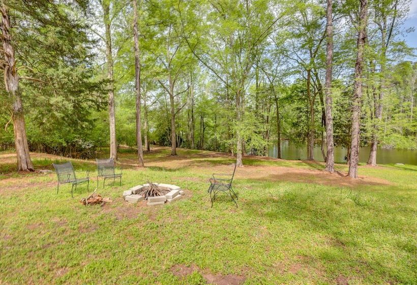 Milledgeville Home W/ Fire Pit + Pond Access!