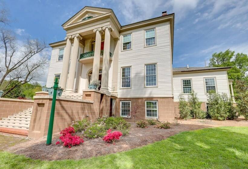 Milledgeville Home W/ Fire Pit + Pond Access!