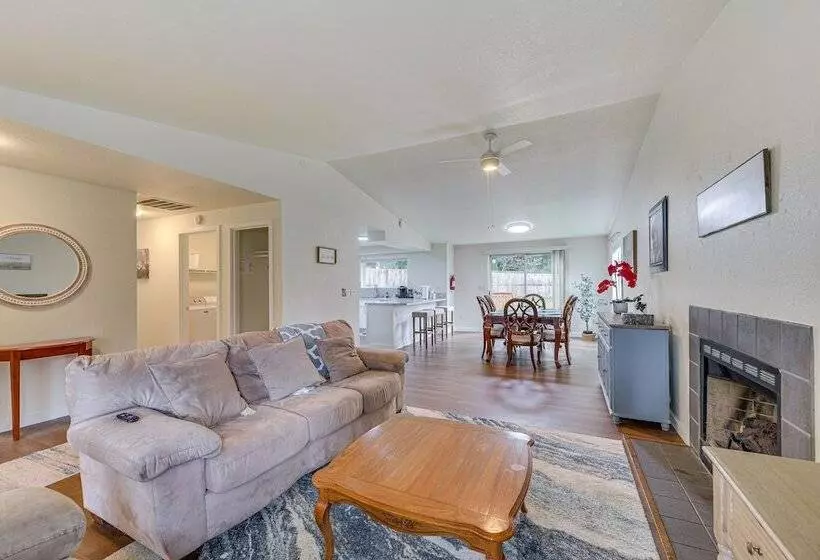 Olympia Home W/ Deck ~ 7 Mi To Amtrak Train!