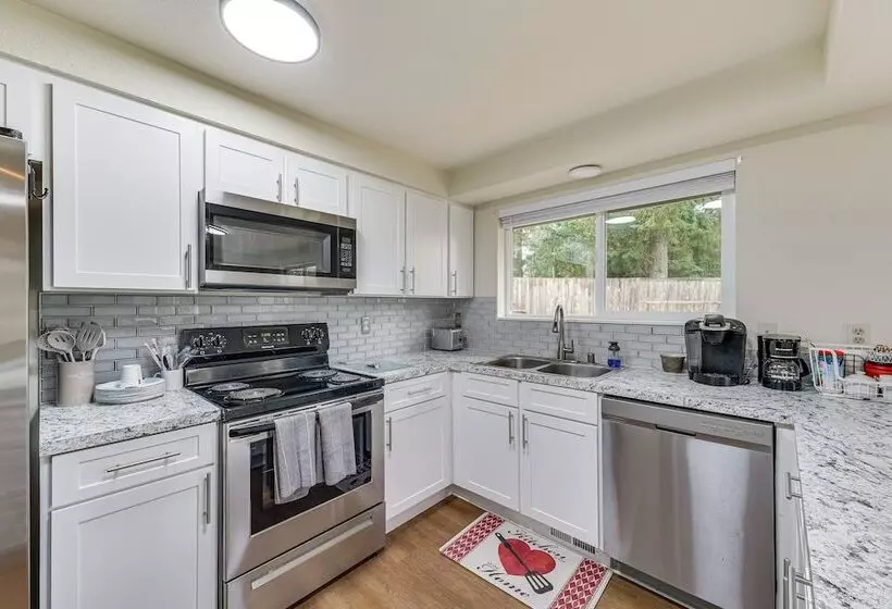 Olympia Home W/ Deck ~ 7 Mi To Amtrak Train!