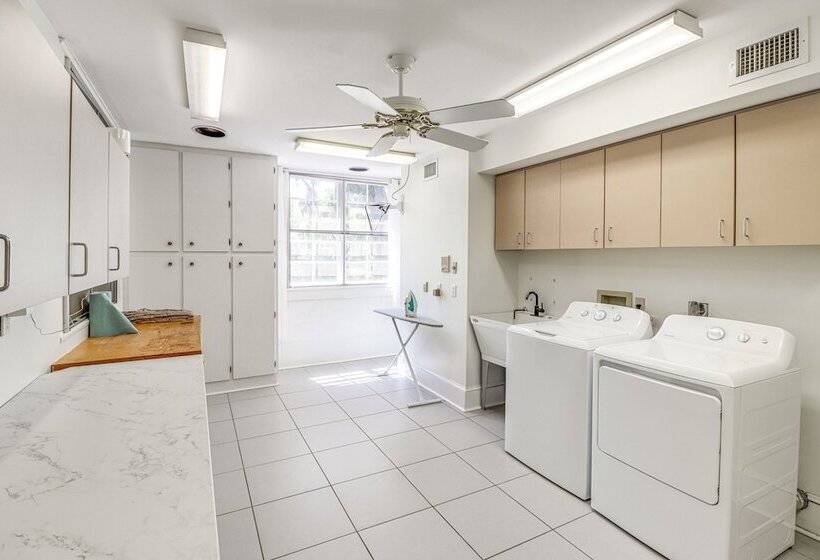 Opulent Ocala Mansion W/ Private Pool & Hot Tub!