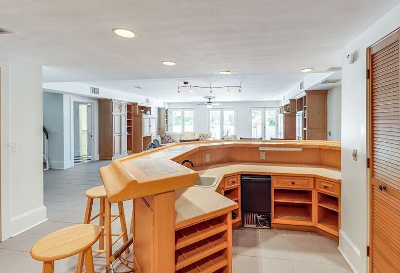 Opulent Ocala Mansion W/ Private Pool & Hot Tub!