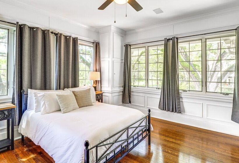 Opulent Ocala Mansion W/ Private Pool & Hot Tub!