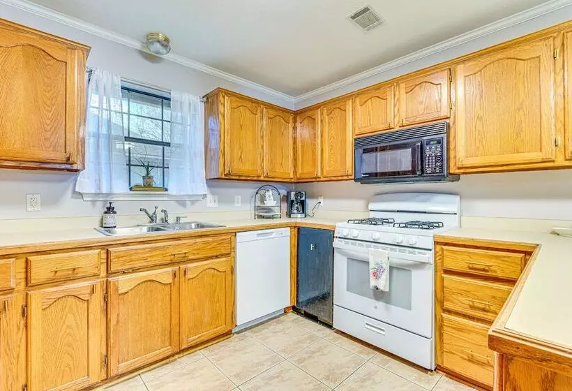 Pet Friendly Conway Home: 1 Mi To Hendrix College!