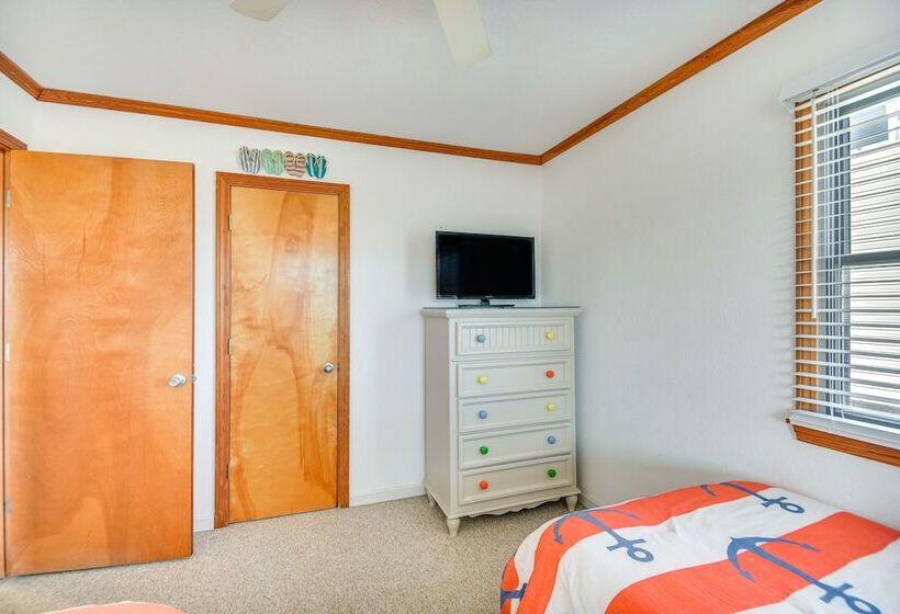 Pet Friendly Outer Banks Home 1 Block To Beach!