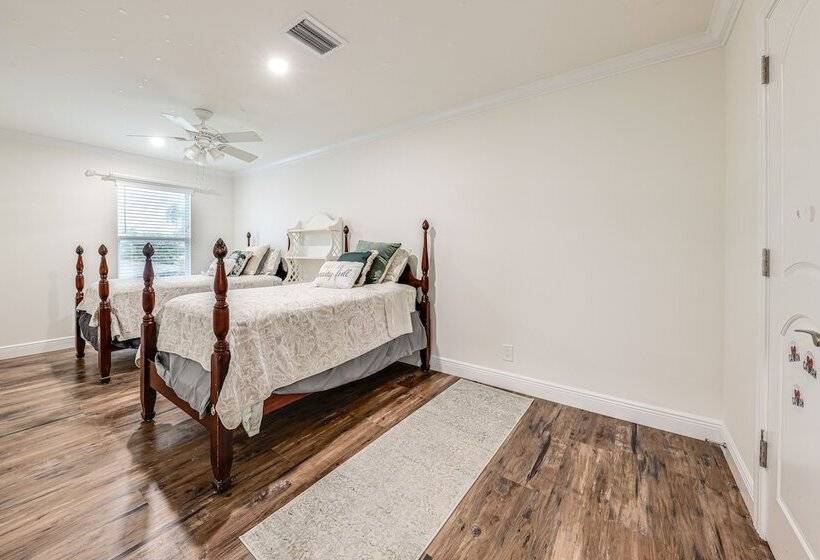 Pool & Home Theater: Lighthouse Point Home!