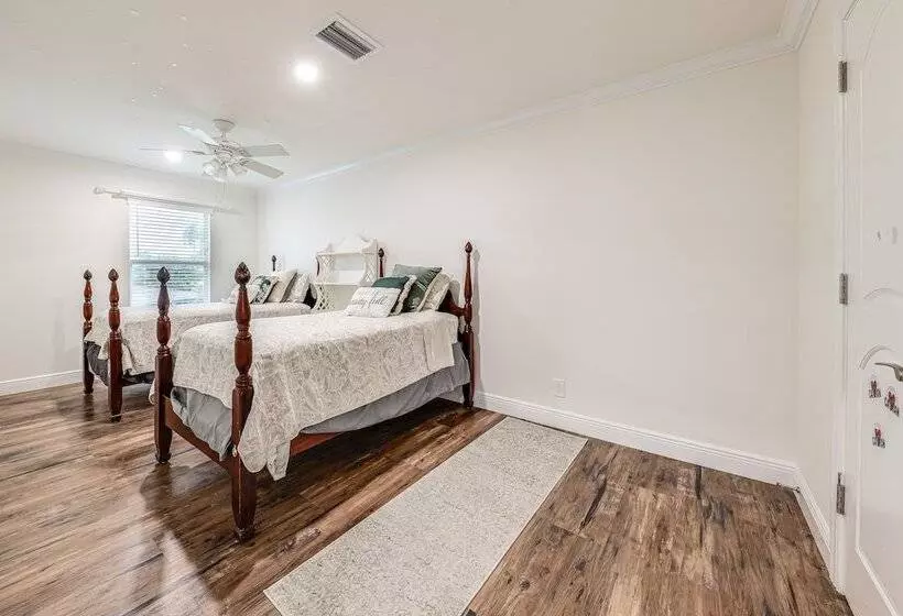 Pool & Home Theater: Lighthouse Point Home!