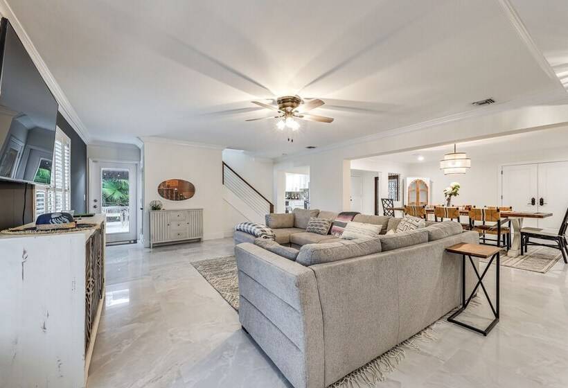 Pool & Home Theater: Lighthouse Point Home!