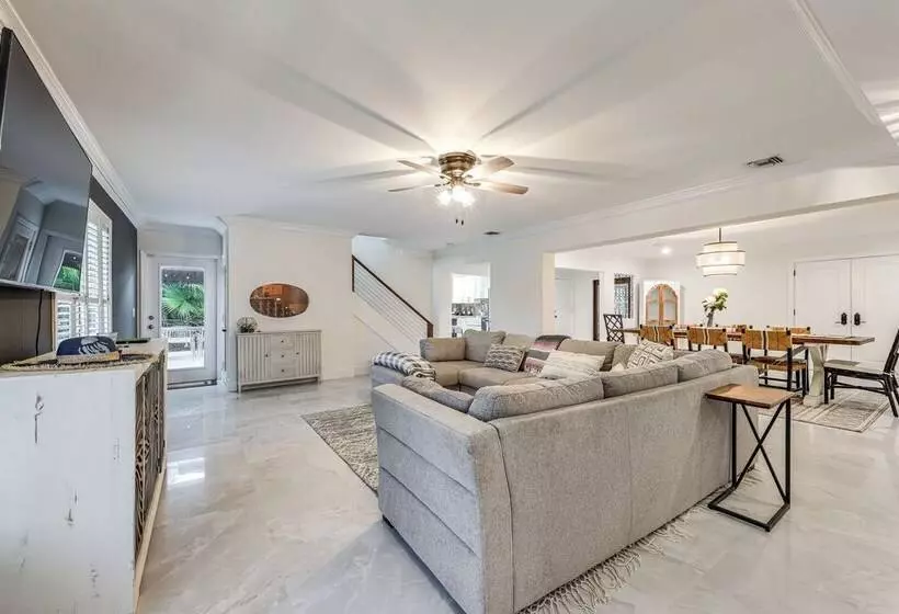 Pool & Home Theater: Lighthouse Point Home!