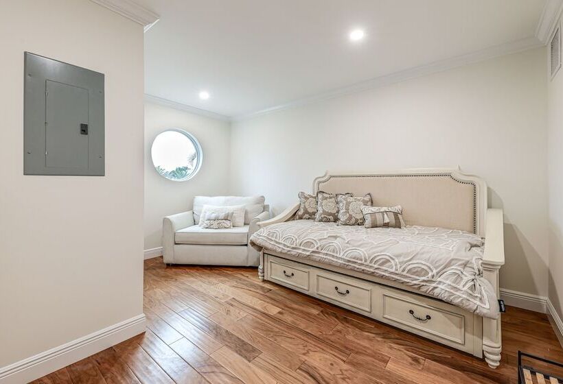 Pool & Home Theater: Lighthouse Point Home!