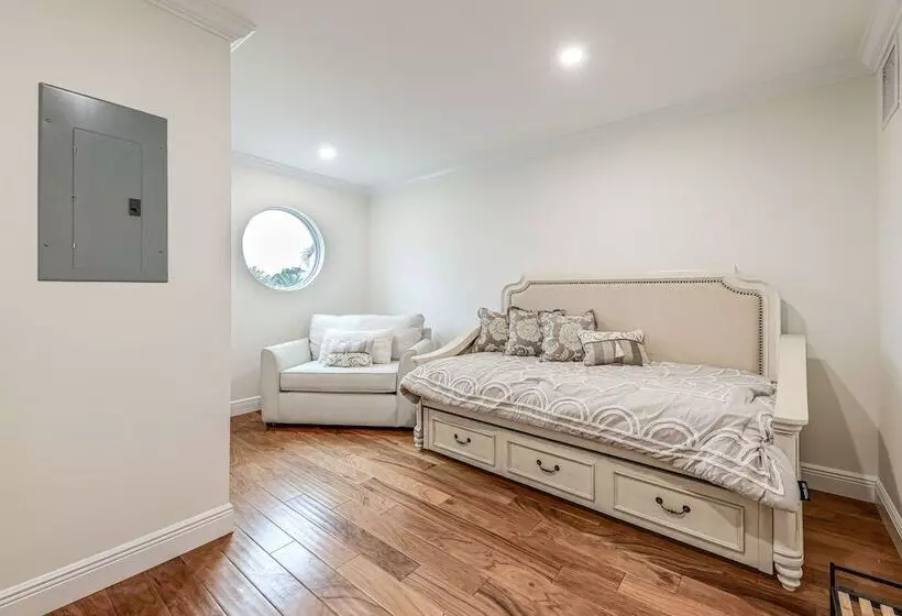 Pool & Home Theater: Lighthouse Point Home!