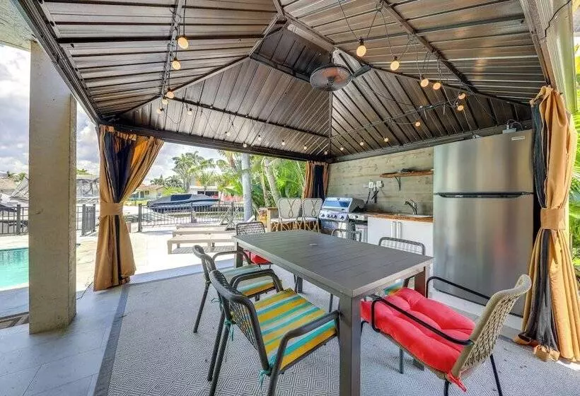 Pool & Home Theater: Lighthouse Point Home!