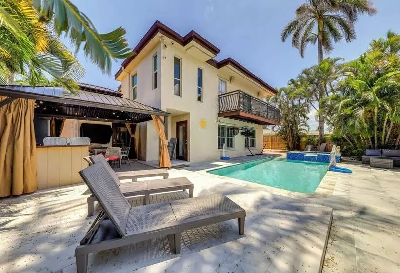 Pool & Home Theater: Lighthouse Point Home!