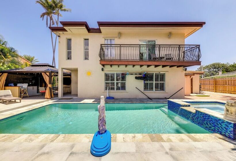 Pool & Home Theater: Lighthouse Point Home!