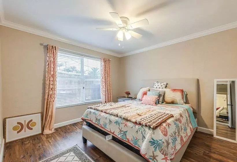 Pool & Home Theater: Lighthouse Point Home!