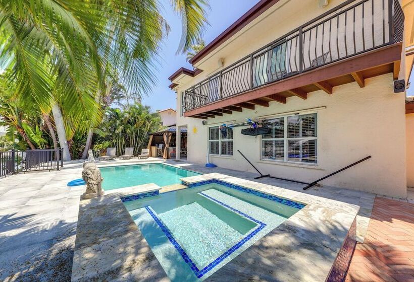 Pool & Home Theater: Lighthouse Point Home!