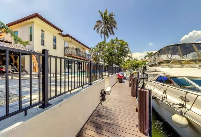 Pool & Home Theater: Lighthouse Point Home!