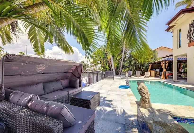 Pool & Home Theater: Lighthouse Point Home!