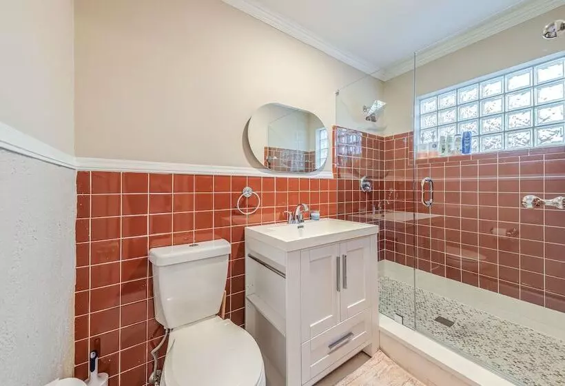 Pool & Home Theater: Lighthouse Point Home!