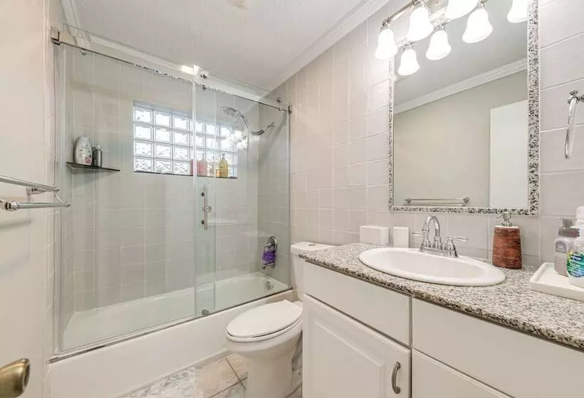 Pool & Home Theater: Lighthouse Point Home!