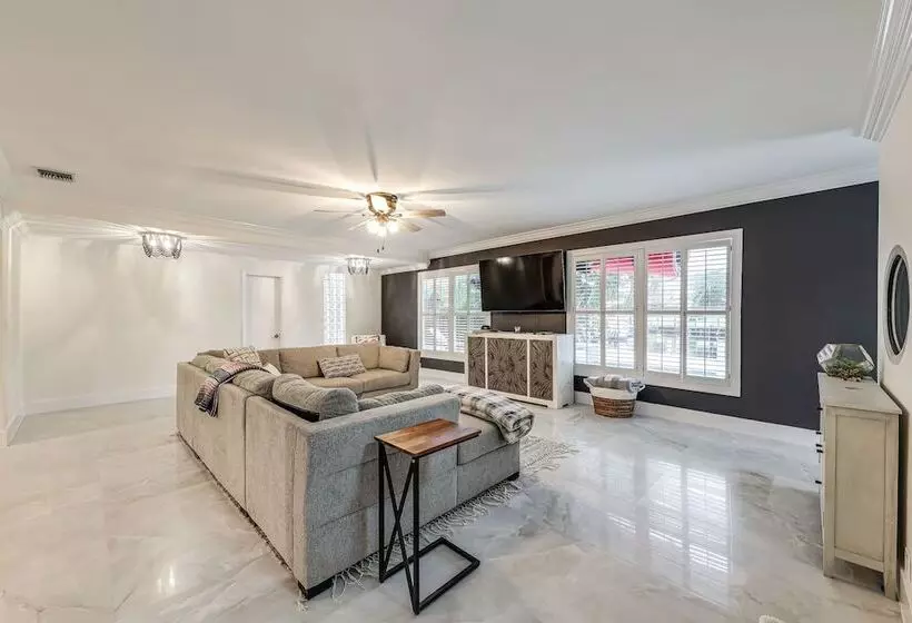 Pool & Home Theater: Lighthouse Point Home!