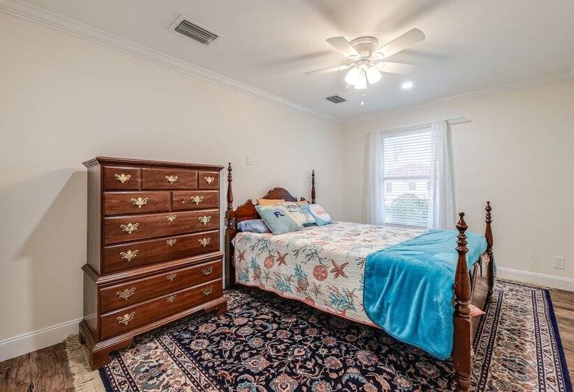 Pool & Home Theater: Lighthouse Point Home!