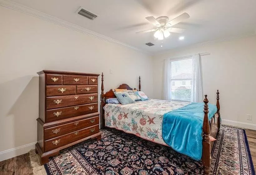 Pool & Home Theater: Lighthouse Point Home!